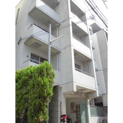 【外観】 | ドルフィン西新宿 | 鉄筋コンクリート造のがっちりとした建物。