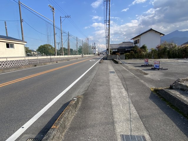 西条市洲之内甲196-1　売土地の前面道路含む現地写真