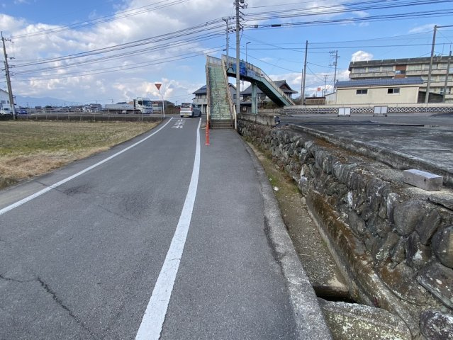 西条市洲之内甲196-1　売土地の前面道路含む現地写真