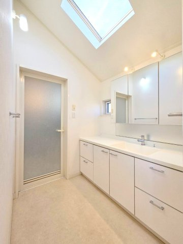 羽村市羽中２丁目の中古一戸建の洗面所|日の光が差し込む玄関♪
1月20日撮影