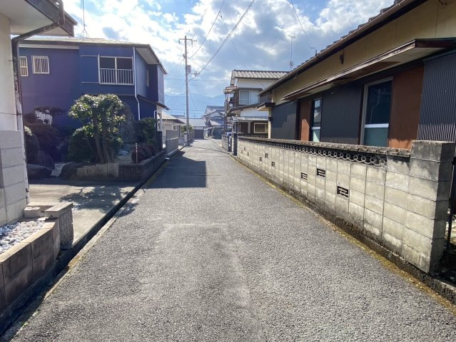 西条市大町953-5　売土地の前面道路含む現地写真