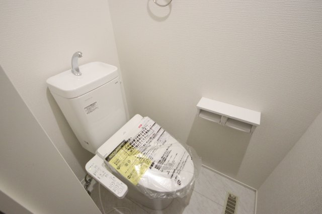 《仲介手数料無料》浦和区針ヶ谷２丁目2-9新築一戸建てリナージュのトイレ|撮影日 2025年5月10日 16:50 曇り