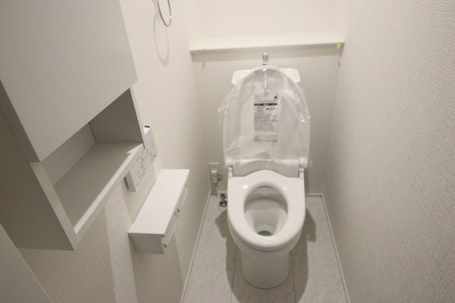 《仲介手数料無料》浦和区針ヶ谷２丁目2-9新築一戸建てリナージュのトイレ|撮影日 2025年5月10日 16:50 曇り