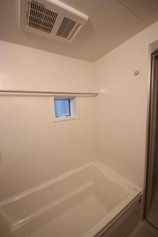 《仲介手数料無料》浦和区針ヶ谷２丁目2-9新築一戸建てリナージュの浴室|撮影日 2025年5月10日 16:50 曇り