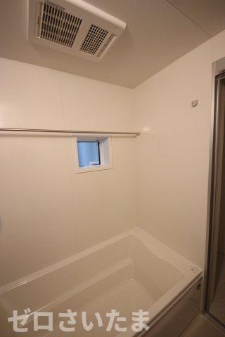 《仲介手数料無料》浦和区針ヶ谷２丁目2-9新築一戸建てリナージュの浴室|撮影日 2025年5月10日 16:50 曇り