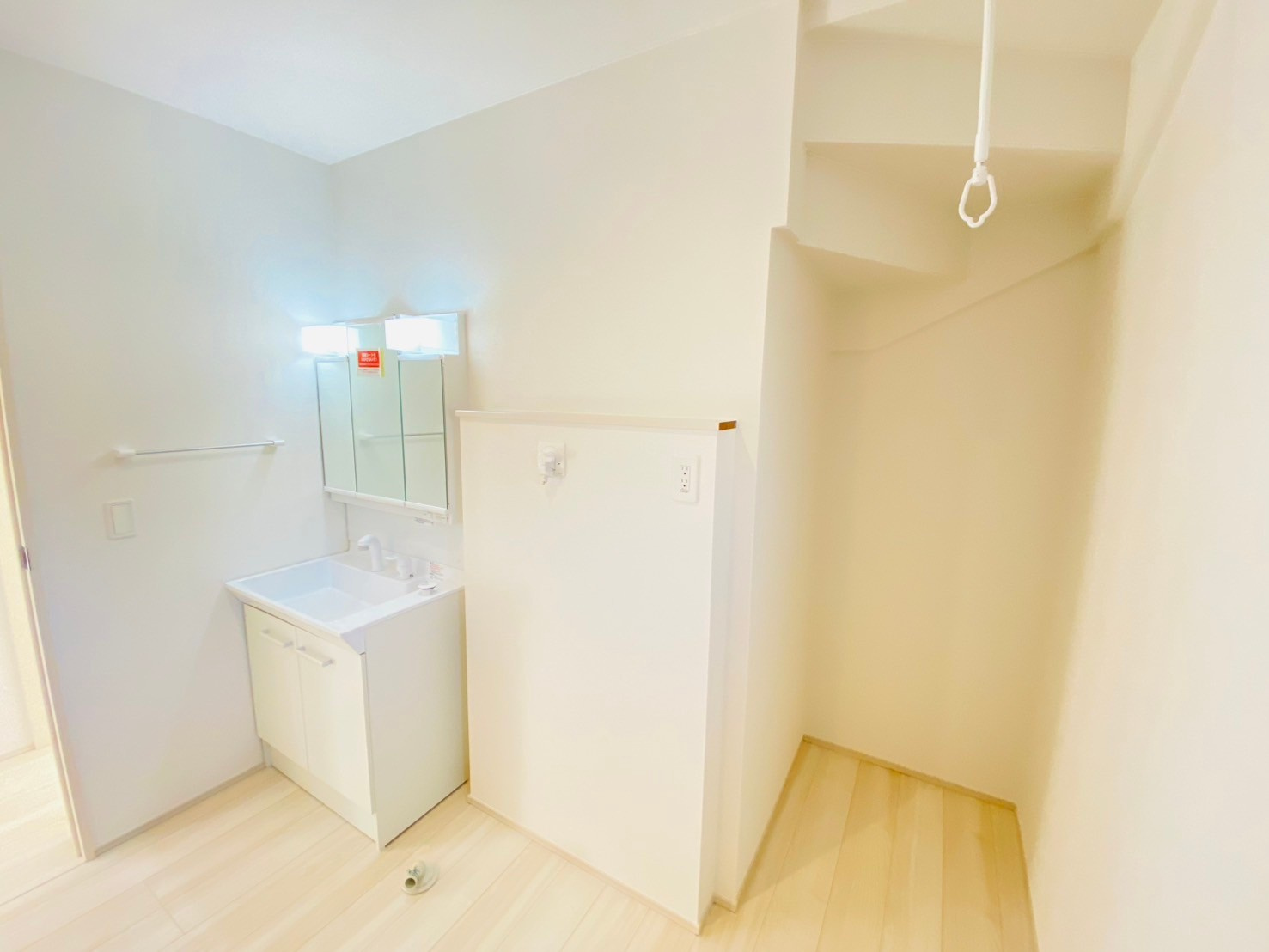 リナージュ／東区東野第1期／４号棟のランドリースペース|朝の支度にも助かる、独立の洗髪洗面化粧台です。室内物干しスペースがあります。