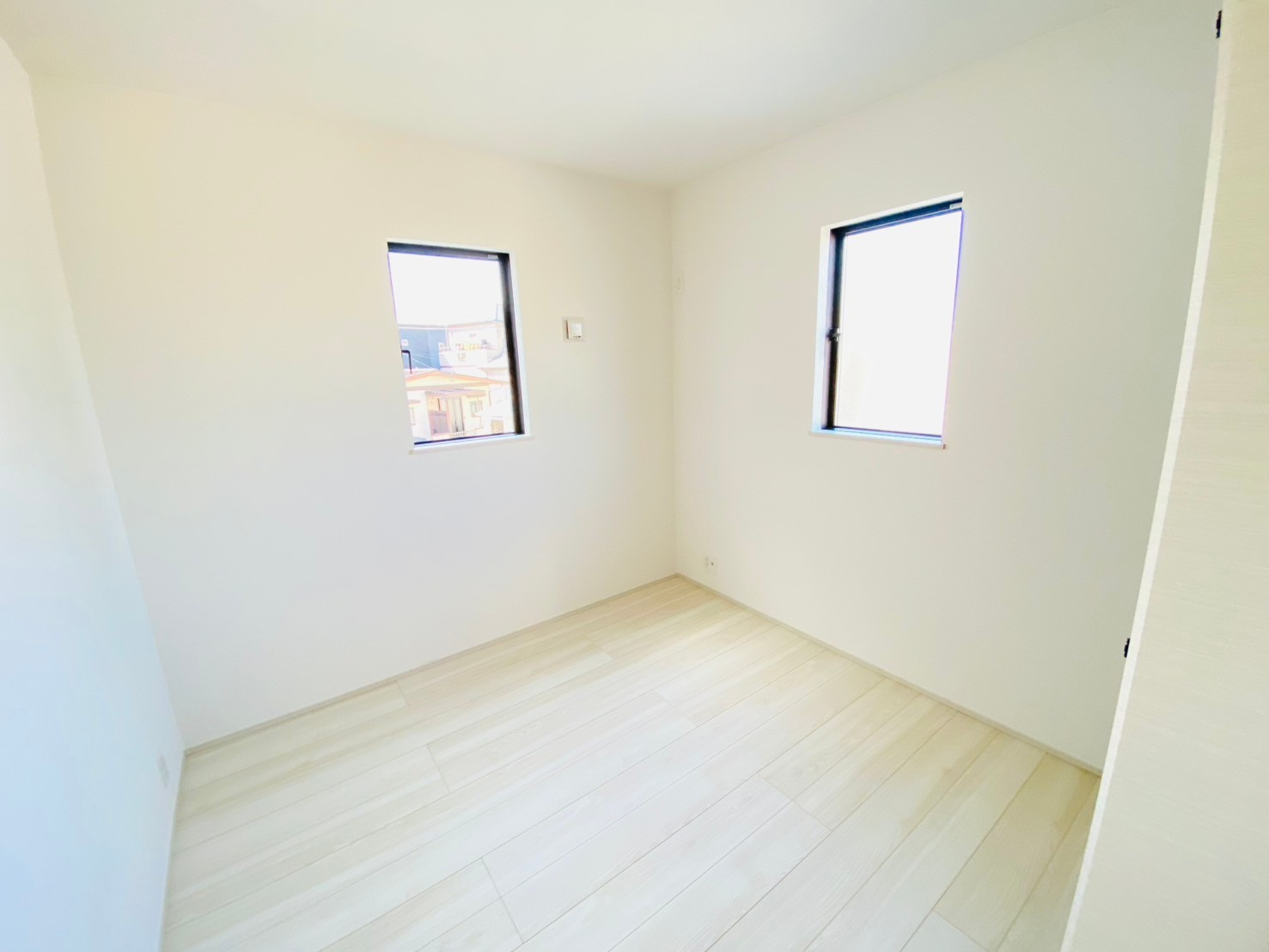 リナージュ／東区東野第1期／４号棟の洋室|二面から光が入る洋室