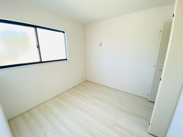 リナージュ／東区東野第1期／４号棟の洋室|大きな窓があるので室内が明るくなります。