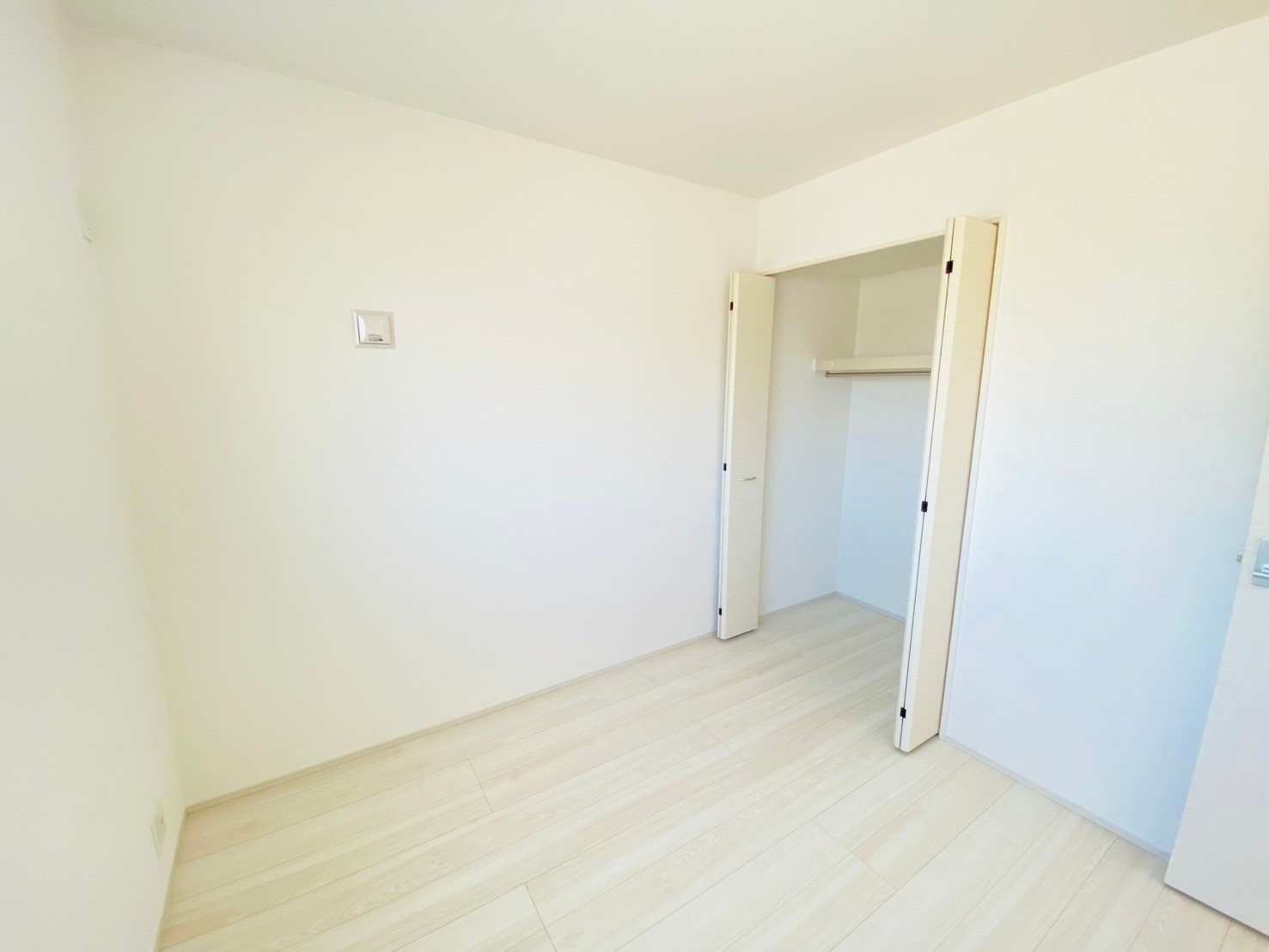 リナージュ／東区東野第1期／４号棟の洋室|クローゼットでたくさんの荷物を収納。