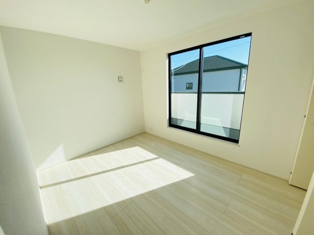 リナージュ／東区東野第1期／４号棟の洋室|バルコニーに面した大きな窓から光が差し込む明るい洋室です。