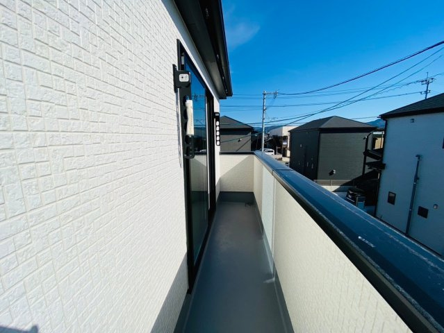 リナージュ／東区東野第1期／４号棟のバルコニー|晴れた日は青空を見渡せる視界良好のバルコニー