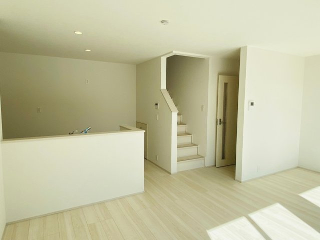 リナージュ／東区東野第1期／４号棟の居間・リビング|窓から自然光が差し込む、明るいリビングです