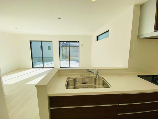 リナージュ／東区東野第1期／４号棟のキッチン|キッチンからリビング全体が見渡せます。家族の様子を見ながら料理ができる使い勝手のいいLDKです。