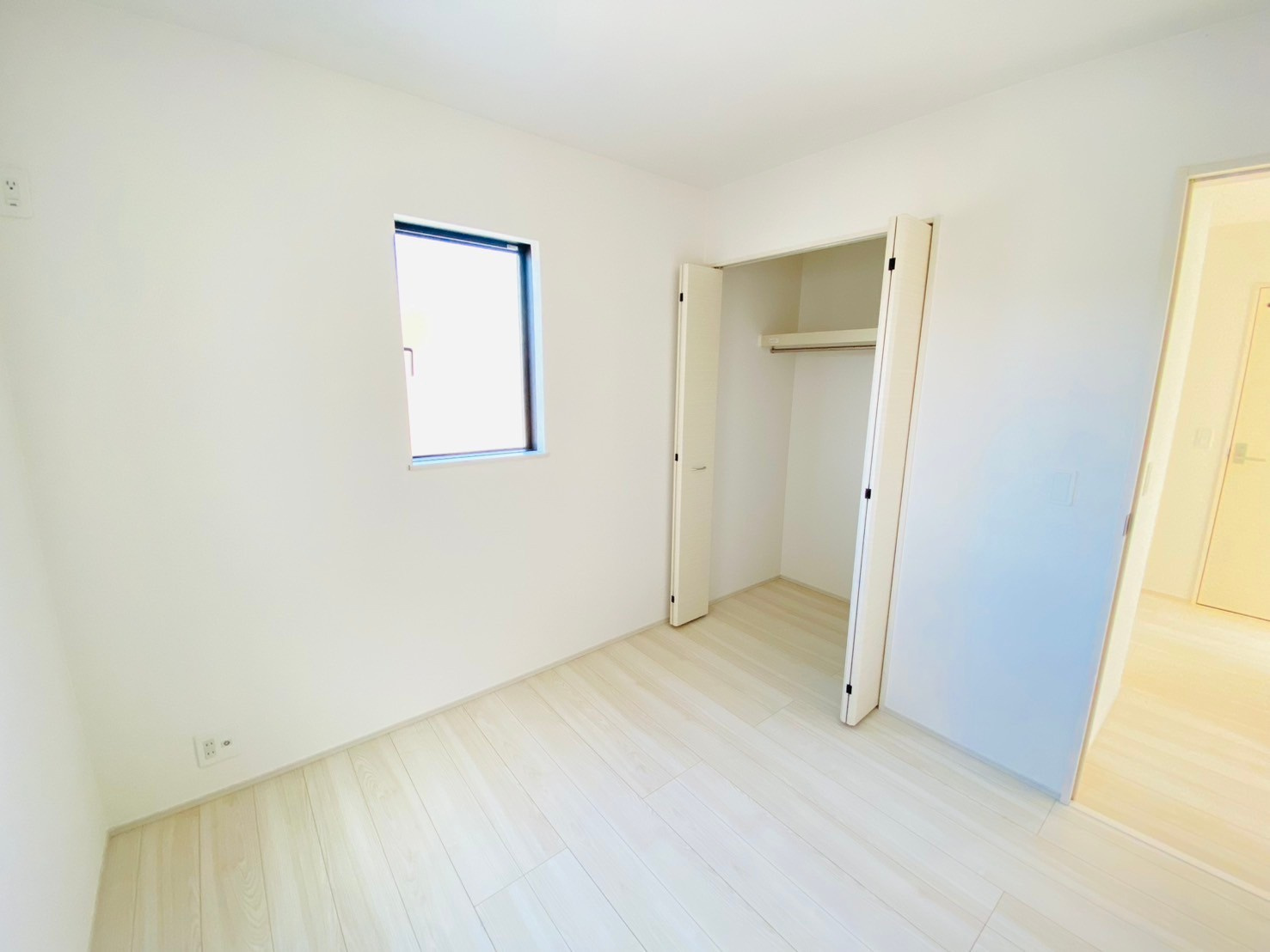 リナージュ／東区東野第1期／４号棟の洋室|各部屋専用の収納があります。上手に使ってお部屋をスッキリ。