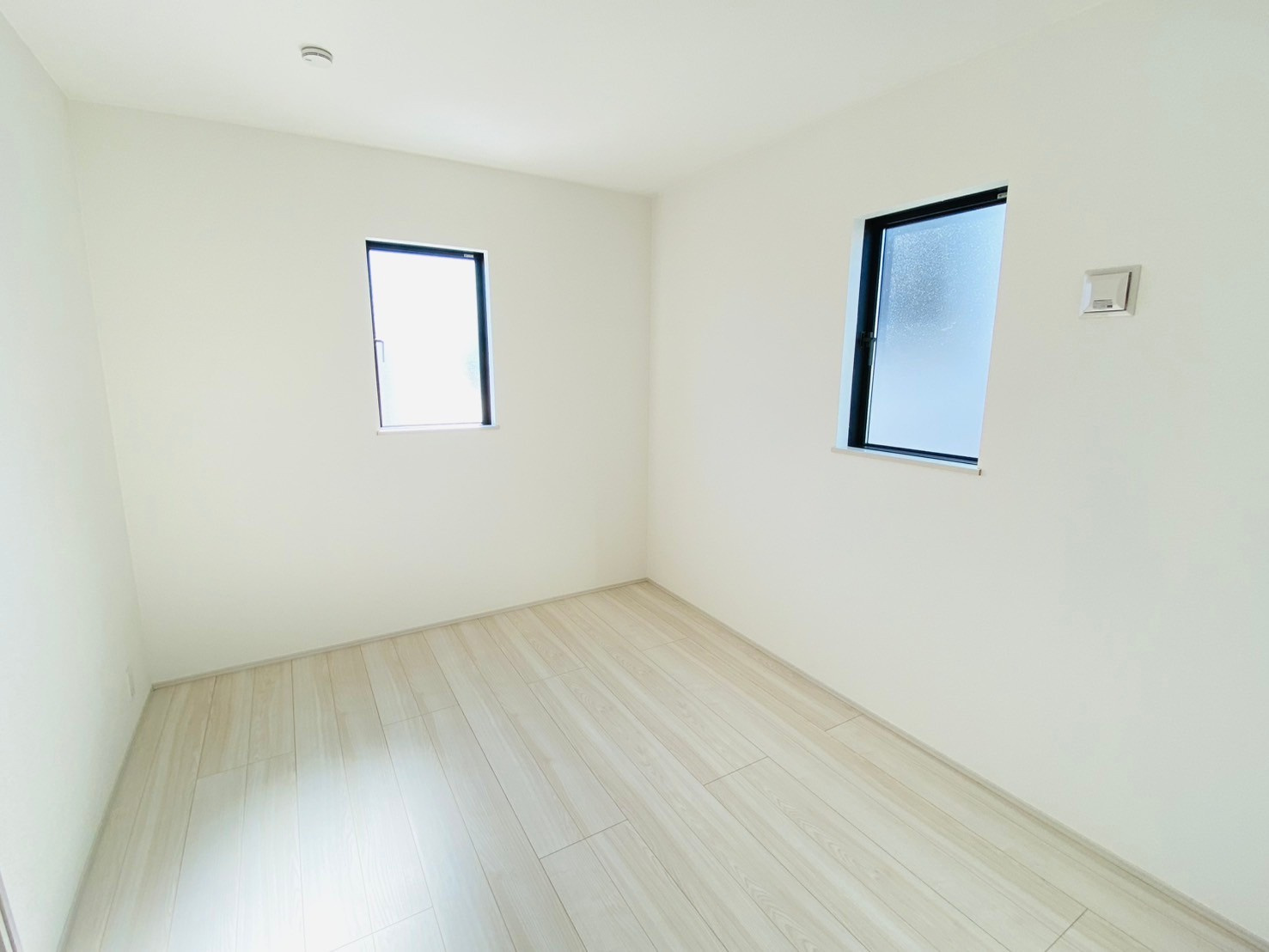 リナージュ／東区東野第1期／４号棟の洋室|プライベートもしっかり確保された窓