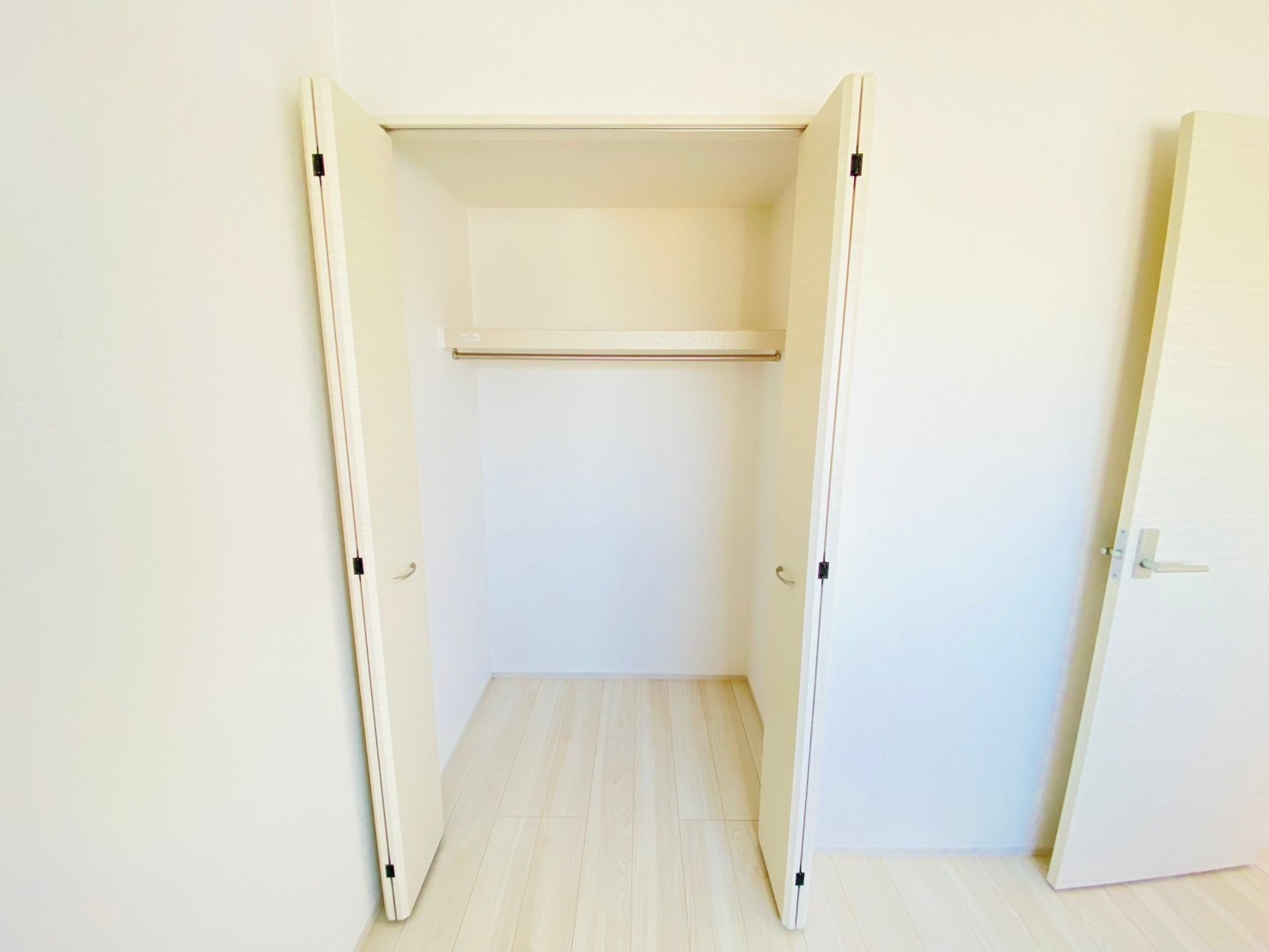 リナージュ／東区東野第1期／４号棟の収納|クローゼット付きの洋室なのでしっかり収納できます。