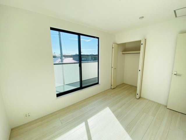 リナージュ／東区東野第1期／４号棟の洋室|バルコニーに面した大きな窓から光が差し込む明るい洋室です。