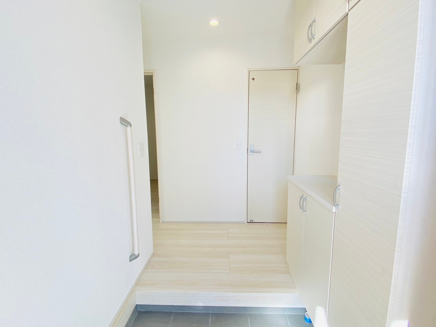 リナージュ／東区東野第1期／４号棟の玄関|天井まである収納は物が多くなりがちな玄関に嬉しい設備。スッキリした玄関でお客様をお迎えできます。