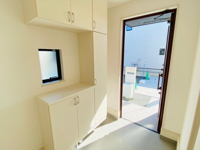 リナージュ／東区東野第1期／４号棟の玄関|開放感のある玄関。雨の日でも濡れずに宅配の荷物が受け取れます。