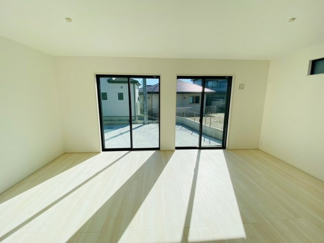 リナージュ／東区東野第1期／４号棟の居間・リビング|大きな窓があり明るい日差しが入ってきます。