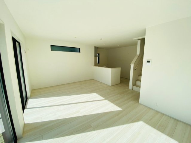 リナージュ／東区東野第1期／４号棟の居間・リビング|体を見渡せる使いやすいリビングです。くつろぐご家族の様子を見ながらのんびりと過ごせます。
・窓から自然光が差し込む、明るいリビ