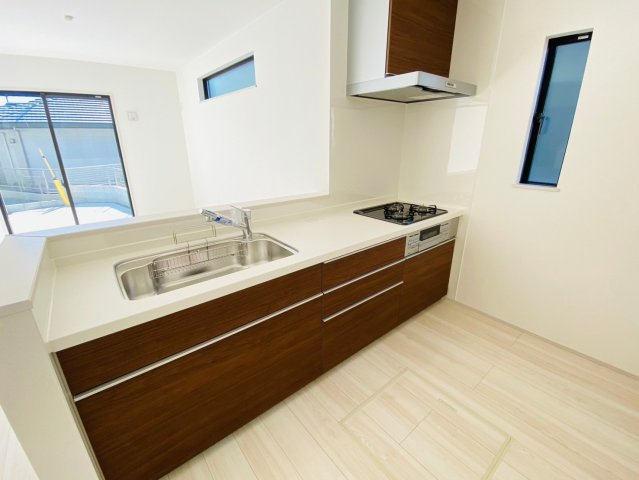 リナージュ／東区東野第1期／４号棟のキッチン|キッチンには窓もあるので自然光が入り明るく、使いやすいキッチンです