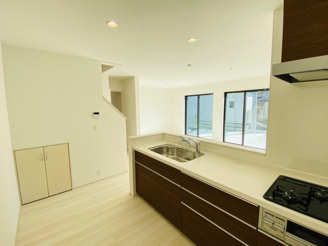 リナージュ／東区東野第1期／４号棟のキッチン|キッチンからリビング全体が見渡せます。家族の様子を見ながら料理ができる使い勝手のいいLDKです。