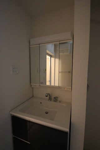 《仲介手数料無料》浦和区針ヶ谷２丁目2-9新築一戸建てリナージュの独立洗面台|撮影日 2025年5月10日 14:20 曇り