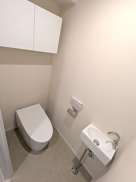 プロスペクトKALON三ノ輪のトイレ|リフォーム、瀟洒で節水効果あるタンクレス温水洗浄便座、手洗い洗面付き