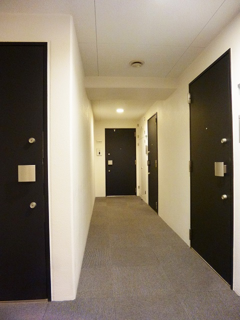 プロスペクトKALON三ノ輪の設備|プロスペクトＫＡＬＯＮ三ノ輪の雨に濡れない内廊下です