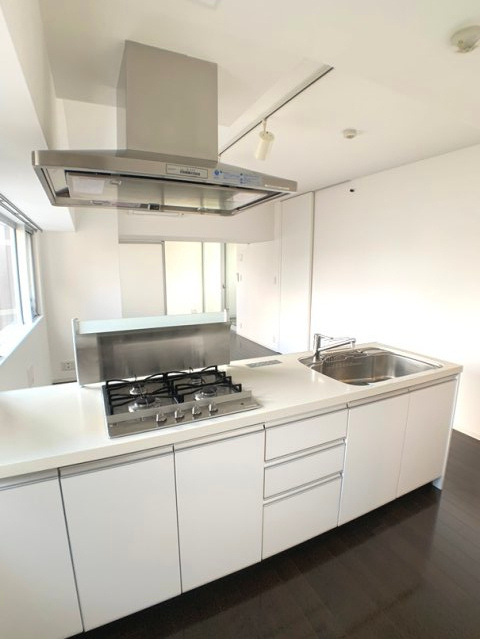 プロスペクトKALON三ノ輪のキッチン|リフォーム、窓付きガス4口システムカウンターキッチン