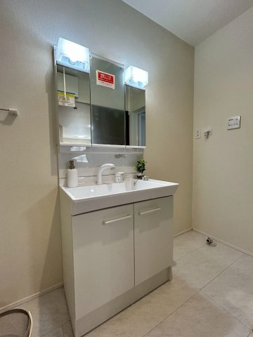 リナージュ／中央区出水第2期／１号棟の独立洗面台|朝の支度にも助かる、独立の洗髪洗面化粧台です。