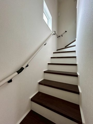 リナージュ／中央区出水第2期／１号棟のその他|二階へ繋がる階段は、手すりもついていて安心です。