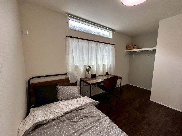 リナージュ／中央区出水第2期／１号棟の洋室|大きな窓から光がさしこみ、明るく感じられる洋室です。