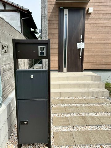 リナージュ／中央区出水第2期／１号棟のエントランス|メールボックスとモニターインターホン。宅配ボックスもあります。