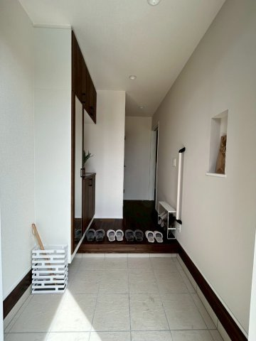 リナージュ／中央区出水第2期／１号棟の玄関|白を基調とした明るい玄関。