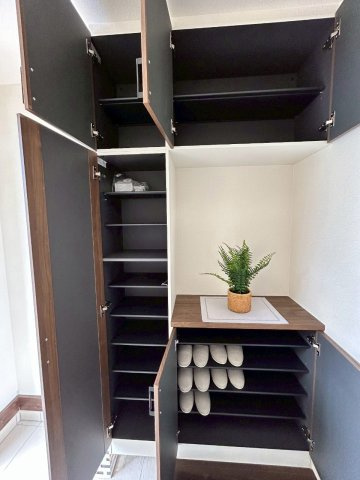 リナージュ／中央区出水第2期／１号棟の収納|天井まで収納力たっぷりのシューズボックス。