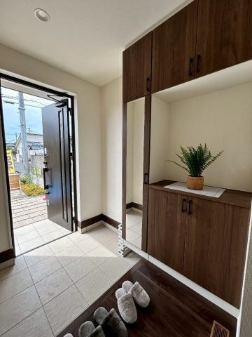 リナージュ／中央区出水第2期／１号棟の玄関|玄関を開けるとさわやかな風が入ってきそうです。