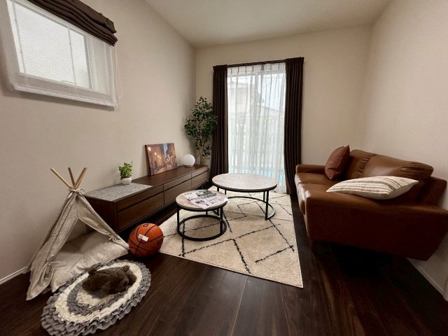 リナージュ／中央区出水第2期／１号棟の居間・リビング|窓からの日差しで家族団らんの時間をより明るく照らしてくれます。