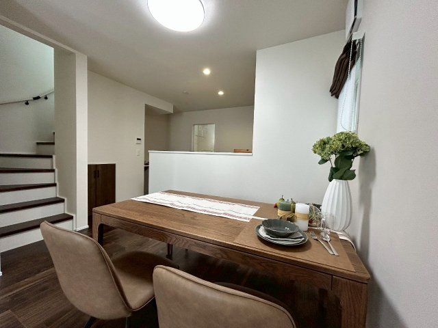 リナージュ／中央区出水第2期／１号棟のキッチン|リビングを通って二階へ行く動線は家族の会話のきっかけを作ってくれます。