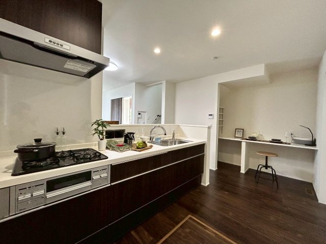 リナージュ／中央区出水第2期／１号棟のキッチン|食事の準備をしながらお子様の宿題を見ることもできるワークスペース付き。