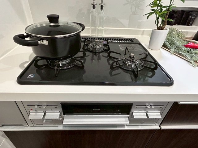 リナージュ／中央区出水第2期／１号棟のキッチン|三口コンロでお料理の効率も上がります。