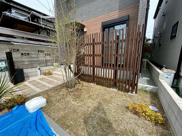 リナージュ／中央区出水第2期／１号棟の庭|外からの視線をカットしながらもリビングに光を取り込めます。ちょっとしたお庭のスペースに。