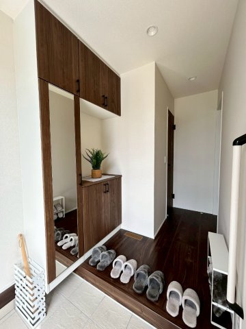 リナージュ／中央区出水第2期／１号棟の玄関|天井まである収納は物が多くなりがちな玄関に嬉しい設備。スッキリした玄関でお客様をお迎えできます。