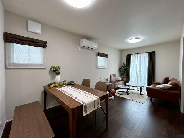 リナージュ／中央区出水第2期／１号棟の居間・リビング|窓から自然光が差し込む、おしゃれなリビングです。