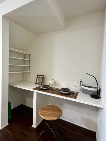 リナージュ／中央区出水第2期／１号棟の居間・リビング|キッチン横のワークスペース。お子様の勉強や家事の作業台に。
