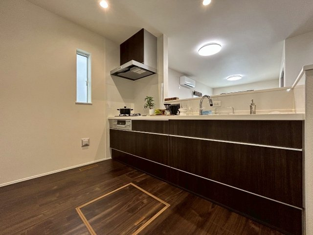 リナージュ／中央区出水第2期／１号棟のキッチン|キッチンには窓もあるので自然光が入り明るく、使いやすいキッチンです。