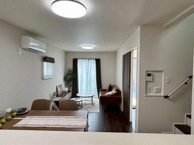 リナージュ／中央区出水第2期／１号棟の居間・リビング|キッチンからリビング全体が見渡せます。家族の様子を見ながら料理ができる使い勝手のいいLDKです。