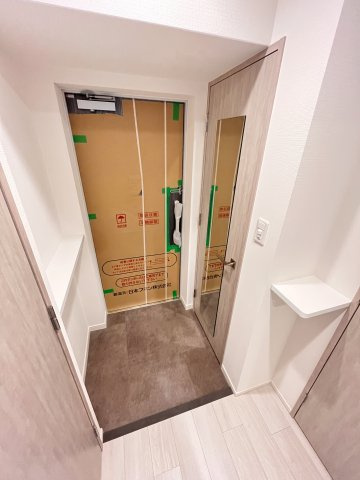 スプランディッド新大阪VIIの玄関