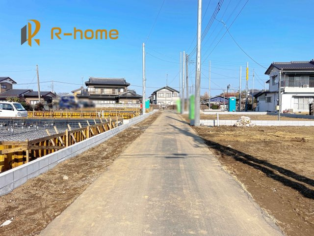 下妻市下妻12期　新築戸建て　1号棟の前面道路含む現地写真|『今から見たい！』大歓迎です♪
お気軽にＲ－ｈomeまでお問い合わせください。